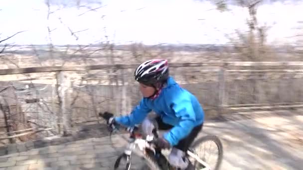 O menino anda de bicicleta durante o dia. Estilo de vida desportivo Movimento lento. Kiev. Ucrânia. — Vídeo de Stock