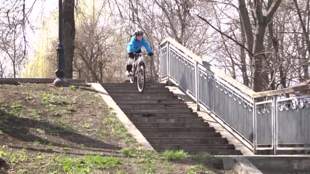 Le garçon fait du vélo pendant la journée. Style de vie sportif. Au ralenti. Kiev. Ukraine. — Video