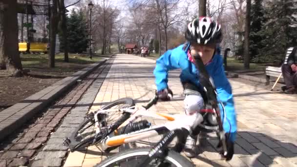 Le garçon fait du vélo pendant la journée. Style de vie sportif. Au ralenti. Kiev. Ukraine. — Video