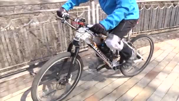 O menino anda de bicicleta durante o dia. Estilo de vida desportivo Movimento lento. Kiev. Ucrânia. — Vídeo de Stock