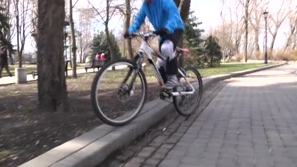 Le garçon fait du vélo pendant la journée. Style de vie sportif. Au ralenti. Kiev. Ukraine. — Video