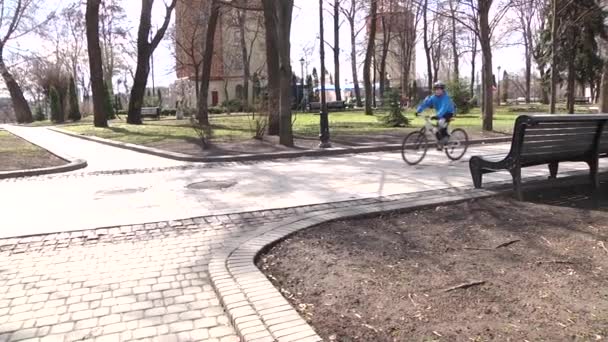 Le garçon fait du vélo pendant la journée. Style de vie sportif. Au ralenti. Kiev. Ukraine. — Video