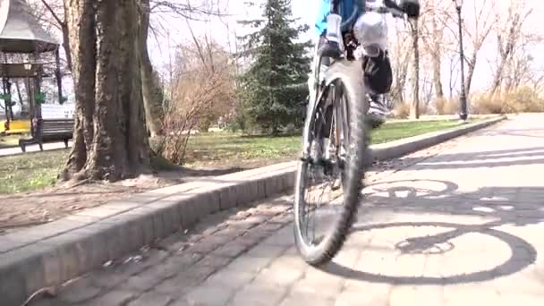 Chłopak jeździ na rowerze w ciągu dnia. Sportowy styl życia. Zwolnij trochę. Kijów. Ukraina. — Wideo stockowe