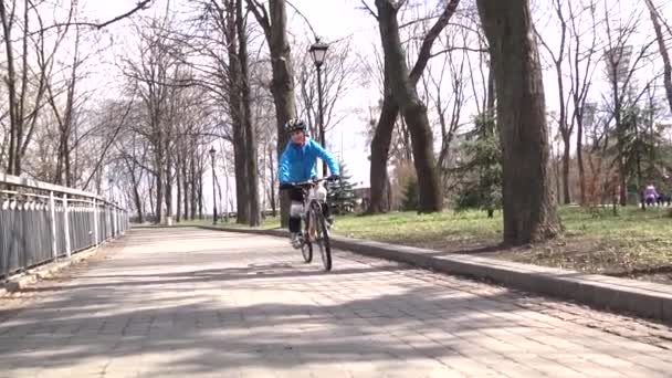 Το αγόρι κάνει ποδήλατο τη μέρα. Αθλητικός τρόπος ζωής. Αργή κίνηση. Κίεβο. Ουκρανία. — Αρχείο Βίντεο