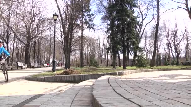 O menino anda de bicicleta durante o dia. Estilo de vida desportivo Movimento lento. Kiev. Ucrânia. — Vídeo de Stock