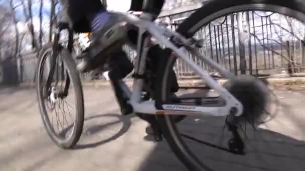 O menino anda de bicicleta durante o dia. Estilo de vida desportivo Movimento lento. Kiev. Ucrânia. — Vídeo de Stock