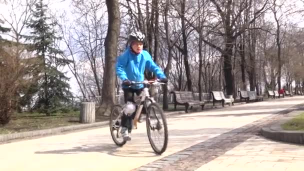 Le garçon fait du vélo pendant la journée. Style de vie sportif. Au ralenti. Kiev. Ukraine. — Video