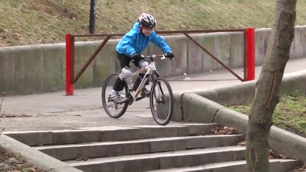 De jongen fietst overdag. Sport levensstijl. Langzame beweging. Kiev. Oekraïne. — Stockvideo