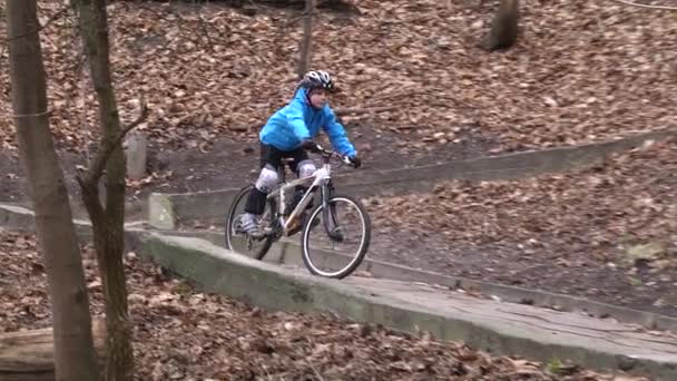Ten kluk jezdí přes den na kole. Sportovní životní styl. Zpomal. Kyjev. Ukrajina. — Stock video
