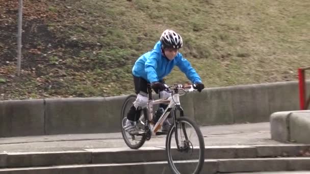 The boy rides a bike during the day. Sports lifestyle. Slow motion. Kyiv. Ukraine. — Stock Video