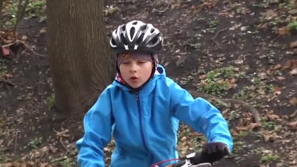 Мальчик ездит днем на велосипеде. Спортивный образ жизни. Медленное движение. Киев. Украина. — стоковое видео
