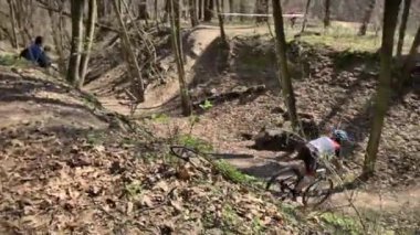 Gündüz bisiklet süren bir adam. Spor yaşam tarzı. Ağır çekim. Kyiv. Ukrayna