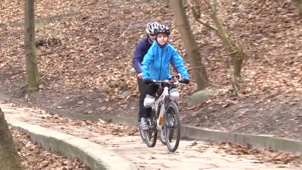 Πατέρας και γιος κάνουν ποδήλατο στο πάρκο. Πατρότητα. Ευτυχισμένη παιδική ηλικία. Αργή κίνηση. Κίεβο. Ουκρανία. — Αρχείο Βίντεο