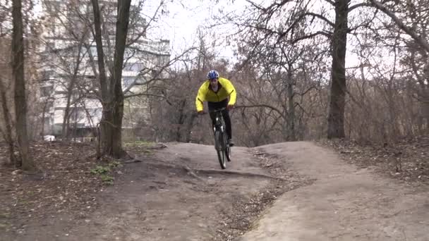 En man som cyklar på dagarna. Idrottslivsstil. Sakta i backarna. Kiev. Ukraina — Stockvideo