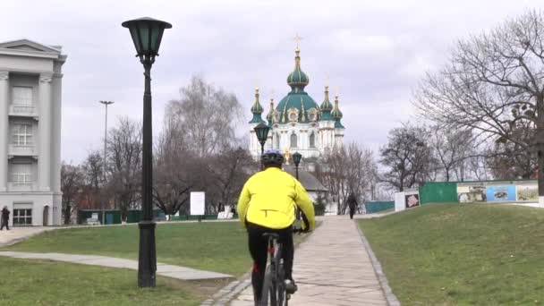 Muž jezdící na kole během dne. Sportovní životní styl. Zpomal. Kyjev. Ukrajina — Stock video