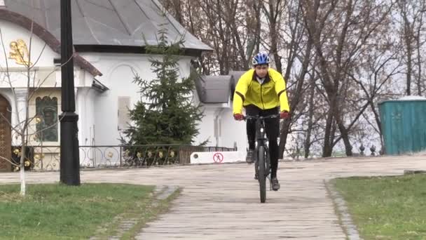 Een man die overdag fietst. Sport levensstijl. Langzame beweging. Kiev. Oekraïne — Stockvideo