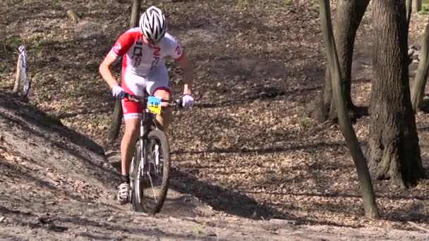 昼間は自転車に乗っている男。スポーツライフスタイル。スローモーション。キエフ。ウクライナ — ストック動画