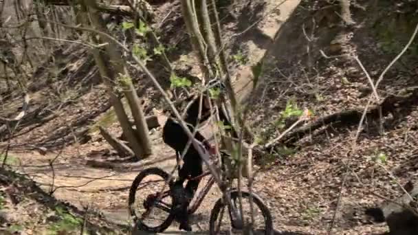 Un uomo che va in bicicletta di giorno. Stile di vita sportivo. Al rallentatore. Kiev. Ucraina — Video Stock