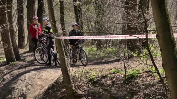 Mężczyzna jeżdżący na rowerze w ciągu dnia. Sportowy styl życia. Zwolnij trochę. Kijów. Ukraina — Wideo stockowe