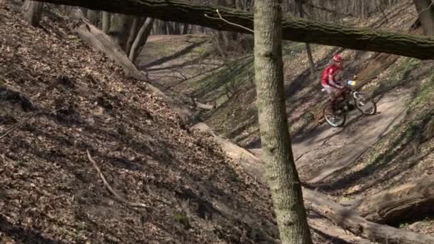 昼間は自転車に乗っている男。スポーツライフスタイル。スローモーション。キエフ。ウクライナ — ストック動画