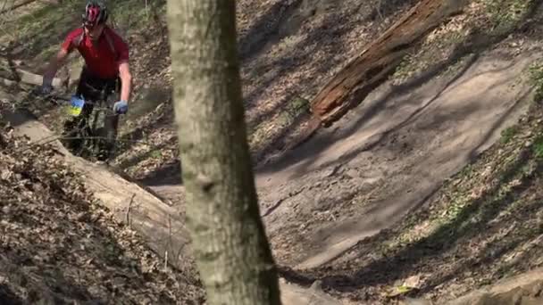 昼間は自転車に乗っている男。スポーツライフスタイル。スローモーション。キエフ。ウクライナ — ストック動画