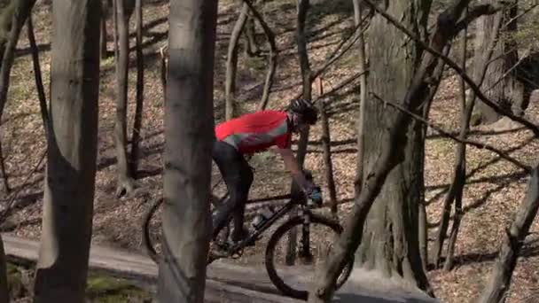 Ένας άντρας να κάνει ποδήλατο τη μέρα. Αθλητικός τρόπος ζωής. Αργή κίνηση. Κίεβο. Ουκρανία — Αρχείο Βίντεο