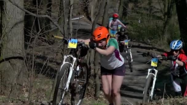 Un uomo che va in bicicletta di giorno. Stile di vita sportivo. Al rallentatore. Kiev. Ucraina — Video Stock