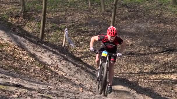 En man som cyklar på dagarna. Idrottslivsstil. Sakta i backarna. Kiev. Ukraina — Stockvideo