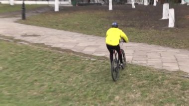 Gündüz bisiklet süren bir adam. Spor yaşam tarzı. Ağır çekim. Kyiv. Ukrayna