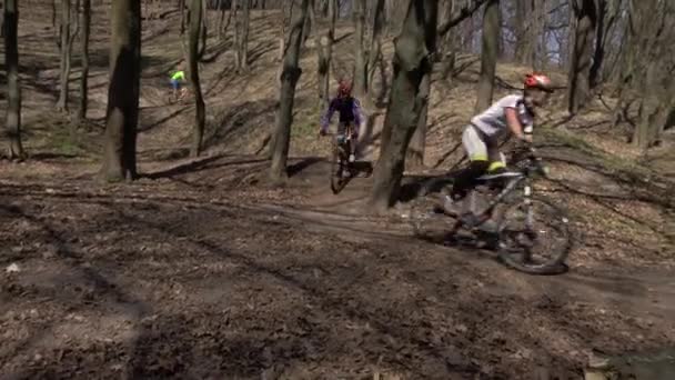 昼間は自転車に乗っている男。スポーツライフスタイル。スローモーション。キエフ。ウクライナ — ストック動画