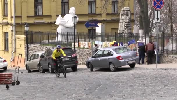Een man die overdag fietst. Sport levensstijl. Langzame beweging. Kiev. Oekraïne — Stockvideo