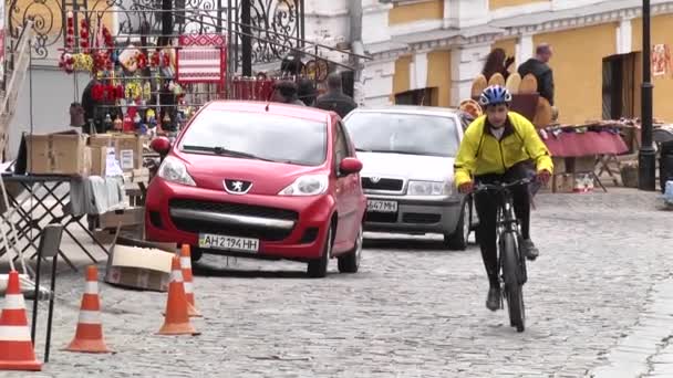 Ένας άντρας να κάνει ποδήλατο τη μέρα. Αθλητικός τρόπος ζωής. Αργή κίνηση. Κίεβο. Ουκρανία — Αρχείο Βίντεο