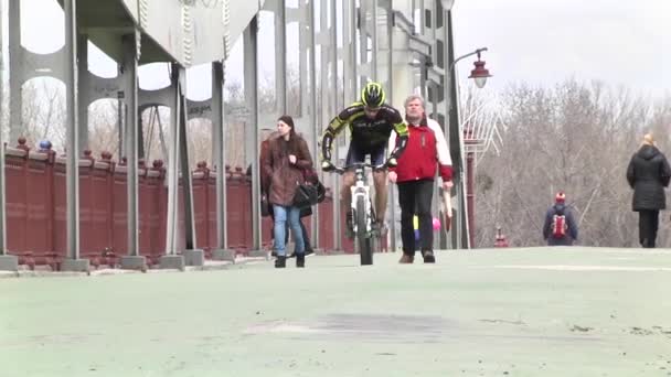 Um homem a andar de bicicleta durante o dia. Estilo de vida desportivo Movimento lento. Kiev. Ucrânia — Vídeo de Stock