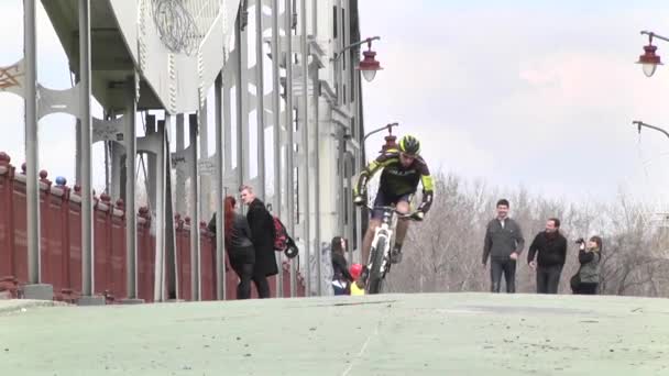 En man som cyklar på dagarna. Idrottslivsstil. Sakta i backarna. Kiev. Ukraina — Stockvideo