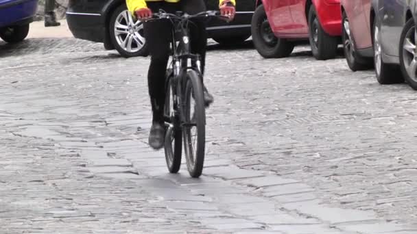 Um homem a andar de bicicleta durante o dia. Estilo de vida desportivo Movimento lento. Kiev. Ucrânia — Vídeo de Stock