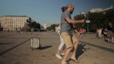 İnsanlar şehir caddesinde Büyük Elma dansı yapıyor. Kyiv. Ukrayna