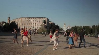 İnsanlar şehir caddesinde Büyük Elma dansı yapıyor. Kyiv. Ukrayna