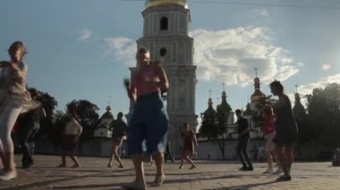 İnsanlar şehir caddesinde Büyük Elma dansı yapıyor. Kyiv. Ukrayna