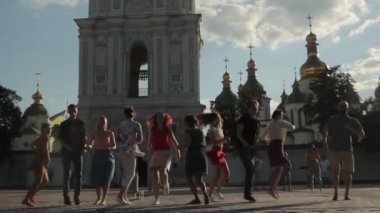 İnsanlar şehir caddesinde Büyük Elma dansı yapıyor. Kyiv. Ukrayna