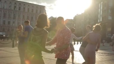 İnsanlar şehir caddesinde Büyük Elma dansı yapıyor. Kyiv. Ukrayna