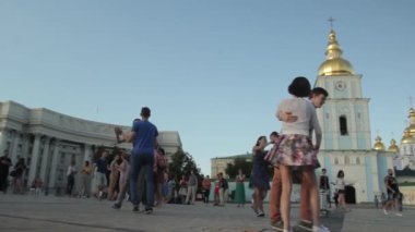 İnsanlar şehir caddesinde Büyük Elma dansı yapıyor. Kyiv. Ukrayna