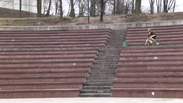 Un hombre montando una bicicleta durante el día. Estilo de vida deportivo. En cámara lenta. Kiev. Ucrania — Vídeos de Stock