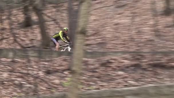 Um homem a andar de bicicleta durante o dia. Estilo de vida desportivo Movimento lento. Kiev. Ucrânia — Vídeo de Stock