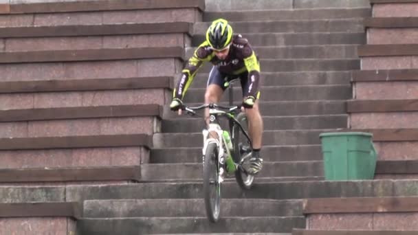 Un homme en vélo pendant la journée. Style de vie sportif. Au ralenti. Kiev. Ukraine — Video