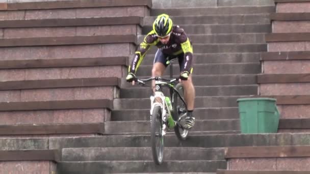 Un hombre montando una bicicleta durante el día. Estilo de vida deportivo. En cámara lenta. Kiev. Ucrania — Vídeos de Stock