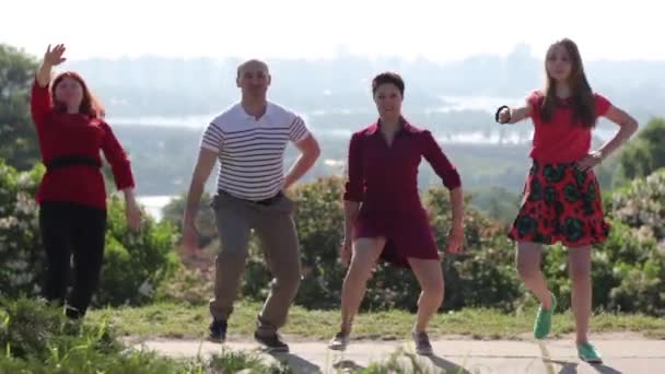 Люди танцуют в парке, танцуют Большое Яблоко. Киев. Украина — стоковое видео