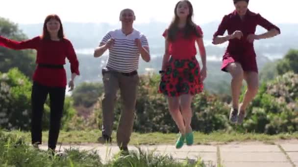 A parkban táncoló emberek Nagy Almát táncolnak. Kijevben. Ukrajna — Stock videók