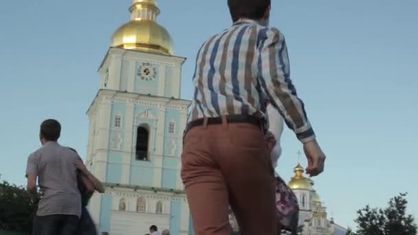 La gente baila Gran Manzana en una calle de la ciudad. Kiev. Ucrania — Vídeo de stock