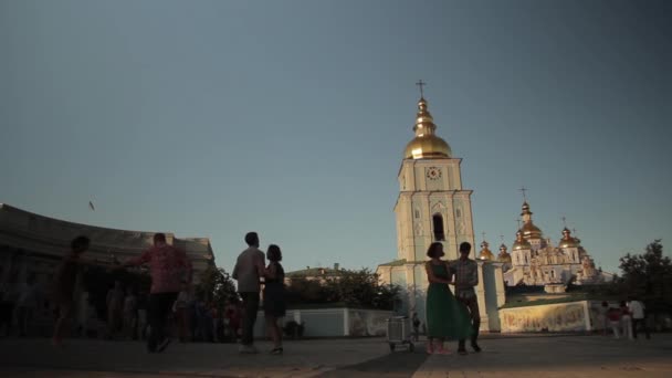 Люди танцуют Большое Яблоко на городской улице. Киев. Украина — стоковое видео