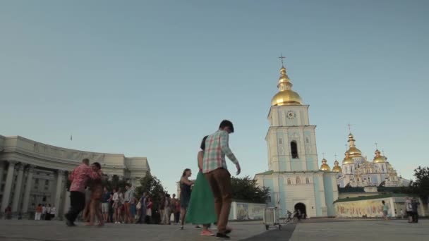 Folk dansar Big Apple på en stadsgata. Kiev. Ukraina — Stockvideo